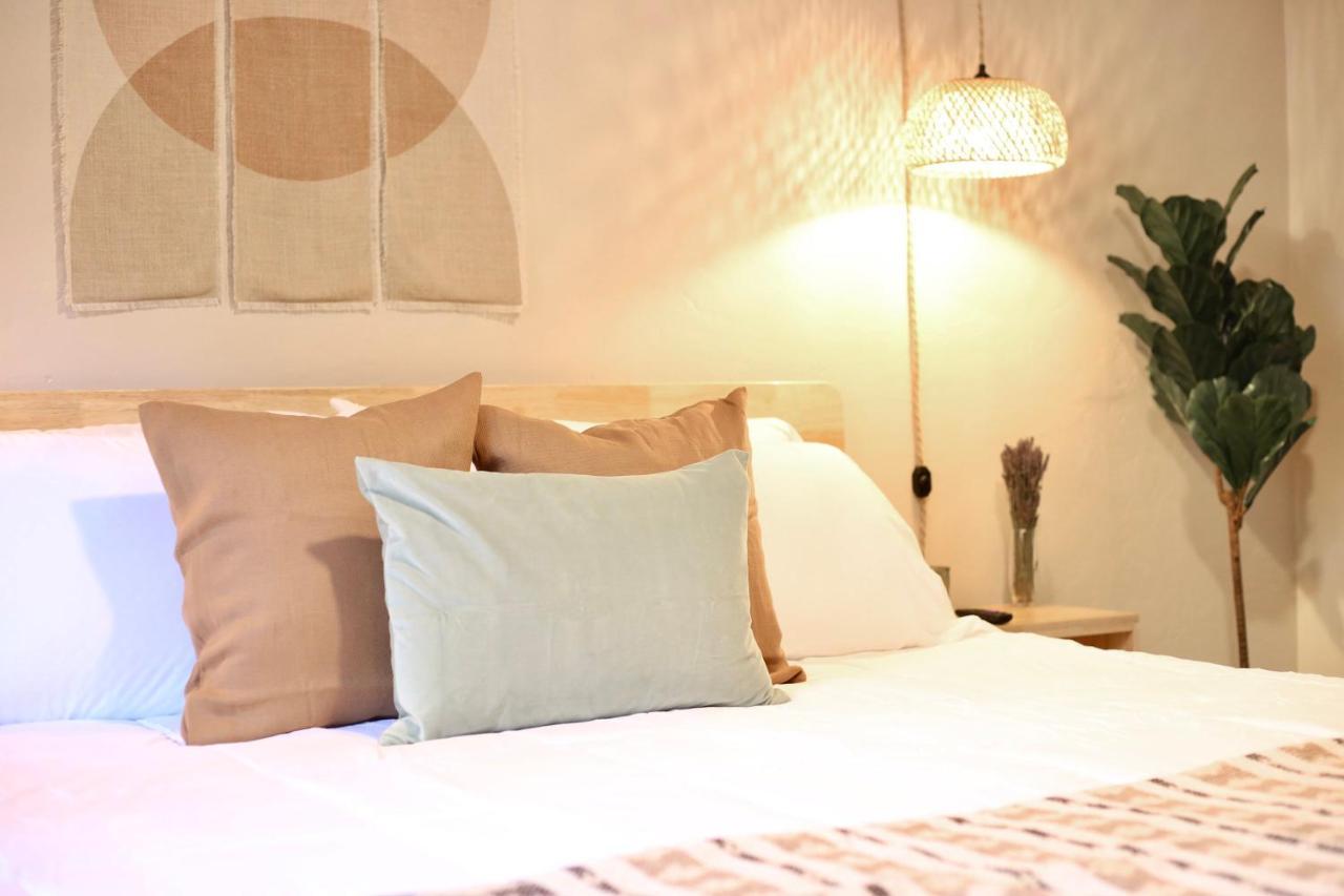 Nomad Retreat King Bed Boutique Condo W Garage Гейнсвил Екстериор снимка