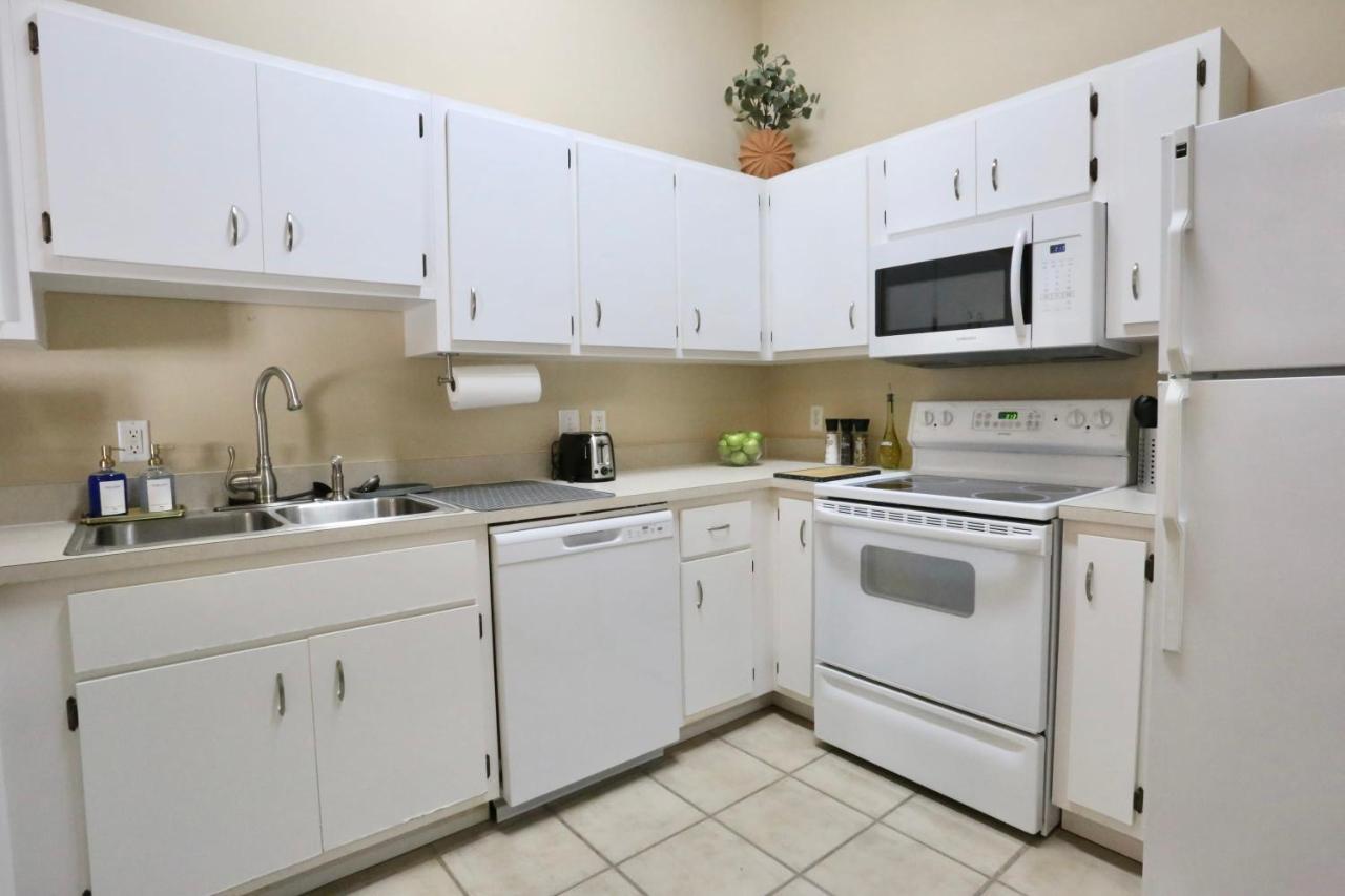 Nomad Retreat King Bed Boutique Condo W Garage Гейнсвил Екстериор снимка