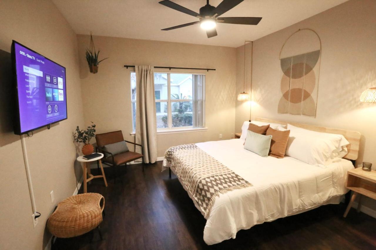 Nomad Retreat King Bed Boutique Condo W Garage Гейнсвил Екстериор снимка