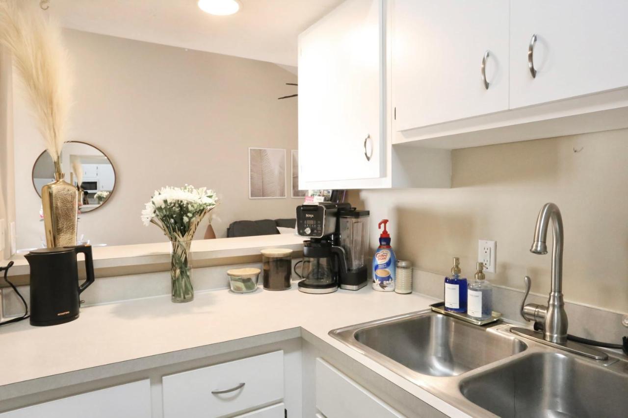 Nomad Retreat King Bed Boutique Condo W Garage Гейнсвил Екстериор снимка