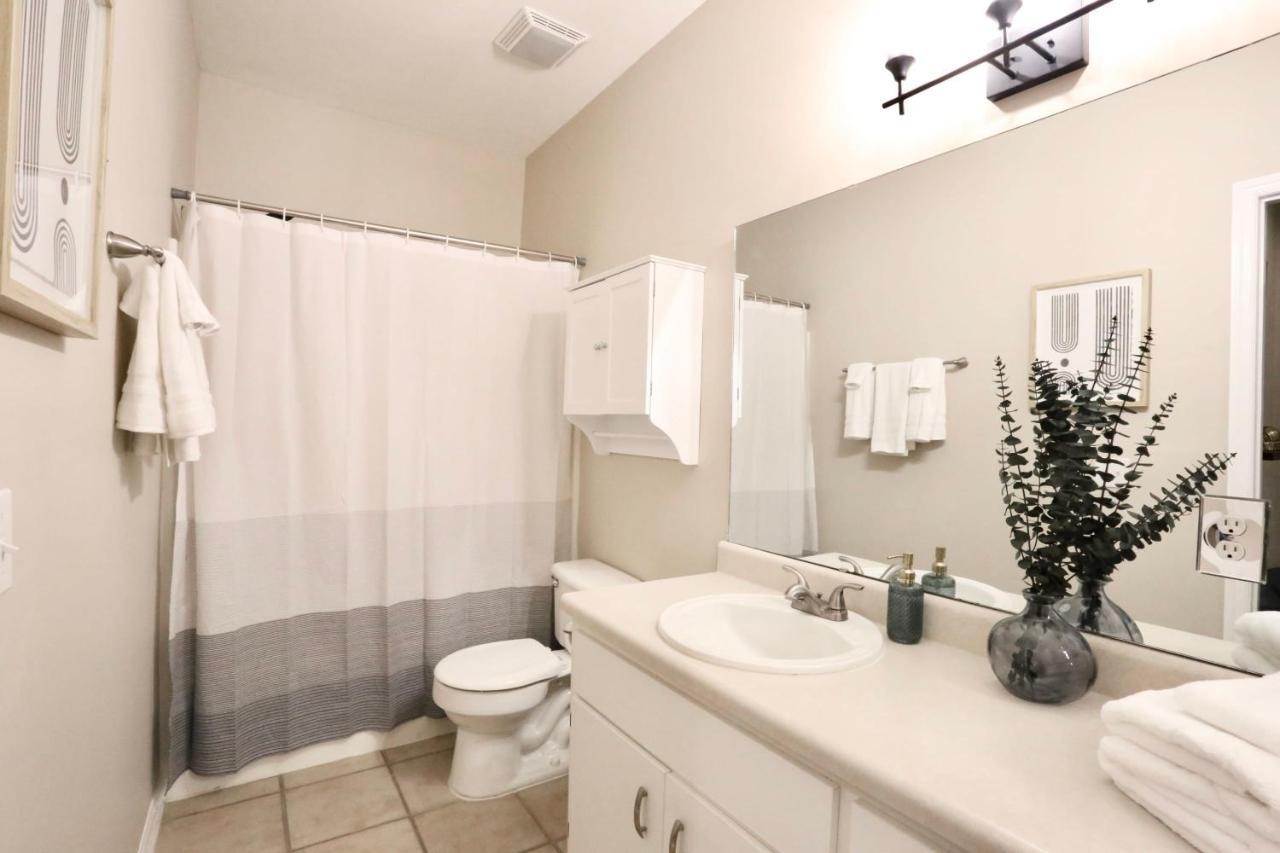 Nomad Retreat King Bed Boutique Condo W Garage Гейнсвил Екстериор снимка