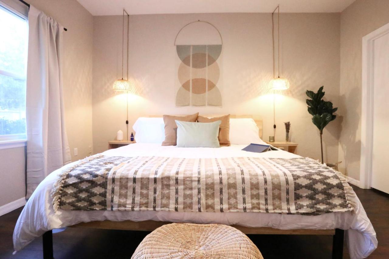 Nomad Retreat King Bed Boutique Condo W Garage Гейнсвил Екстериор снимка