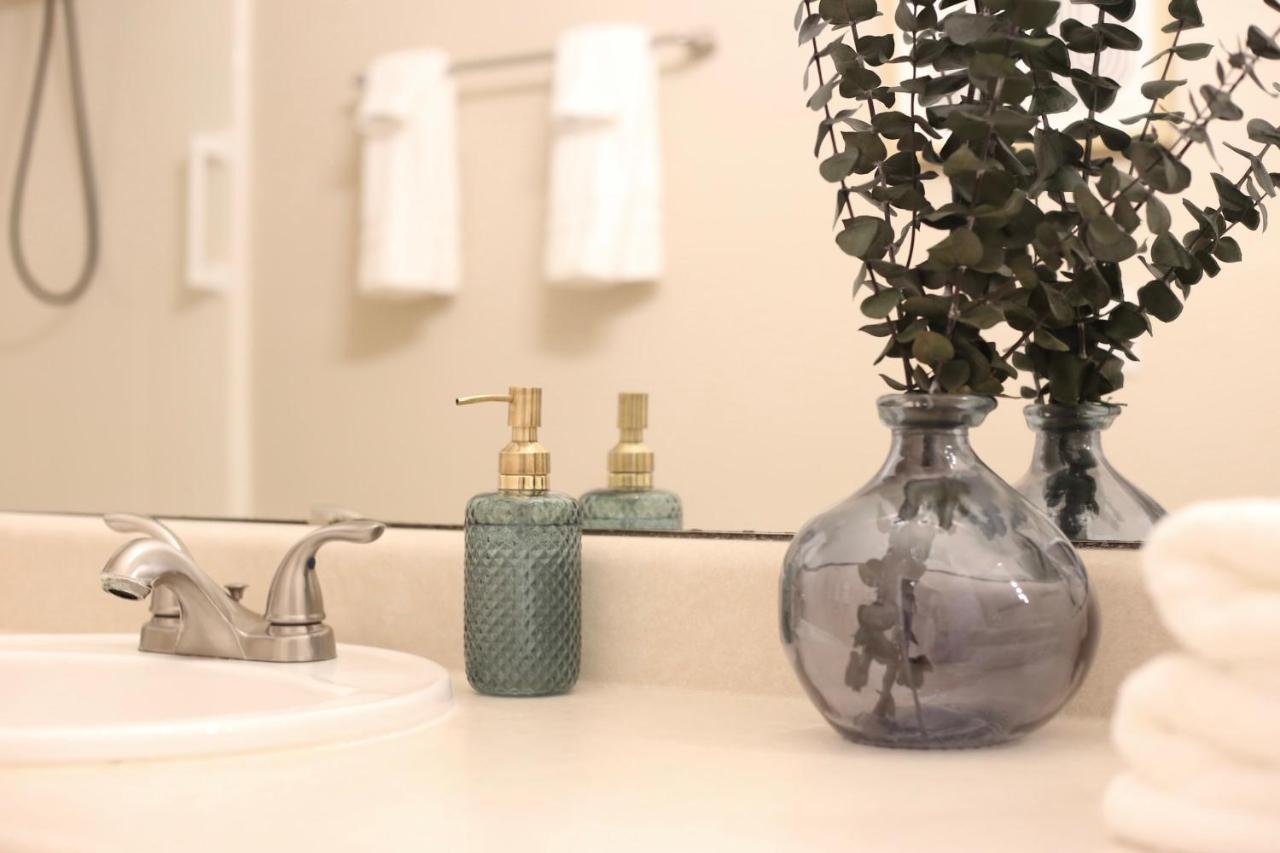 Nomad Retreat King Bed Boutique Condo W Garage Гейнсвил Екстериор снимка